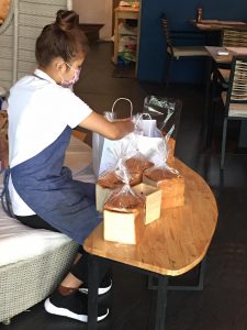 Shirokumaya_CAFEの女性スタッフ