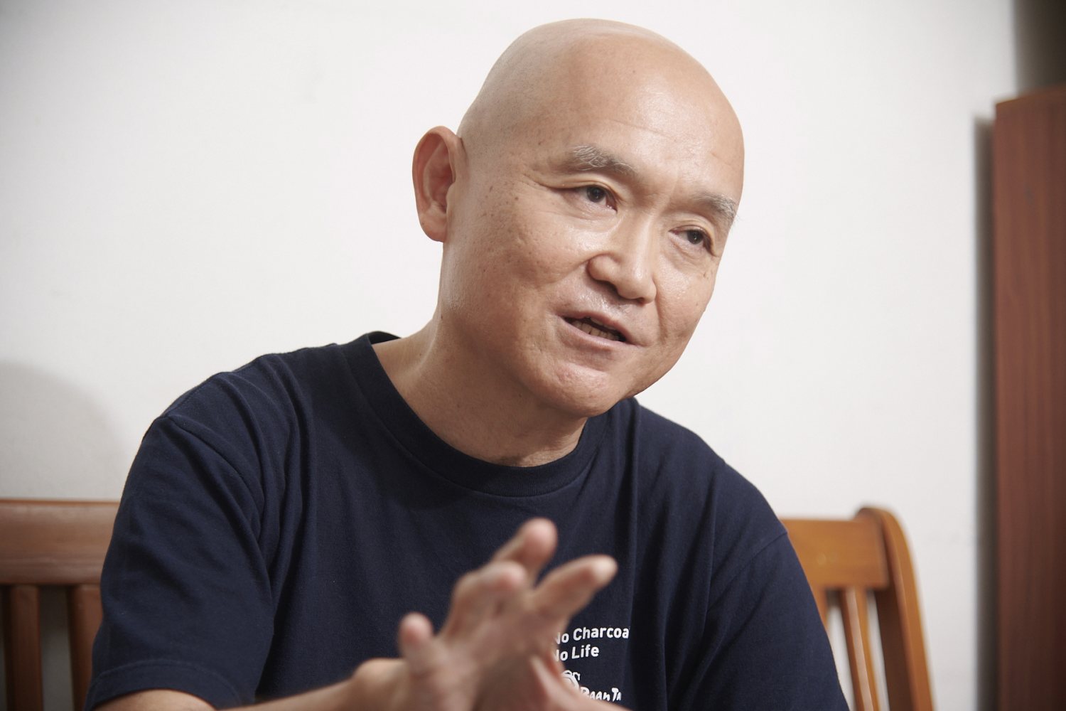 木炭事業への想いを語る代表 谷田貝良成