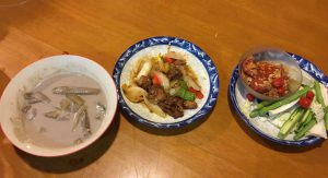蓮の茎とプラトゥーのココナツミルク煮、鶏肉入り八宝菜、生野菜とディップ