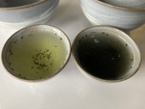 緑茶に竹炭粉を少し落としていただきました。
